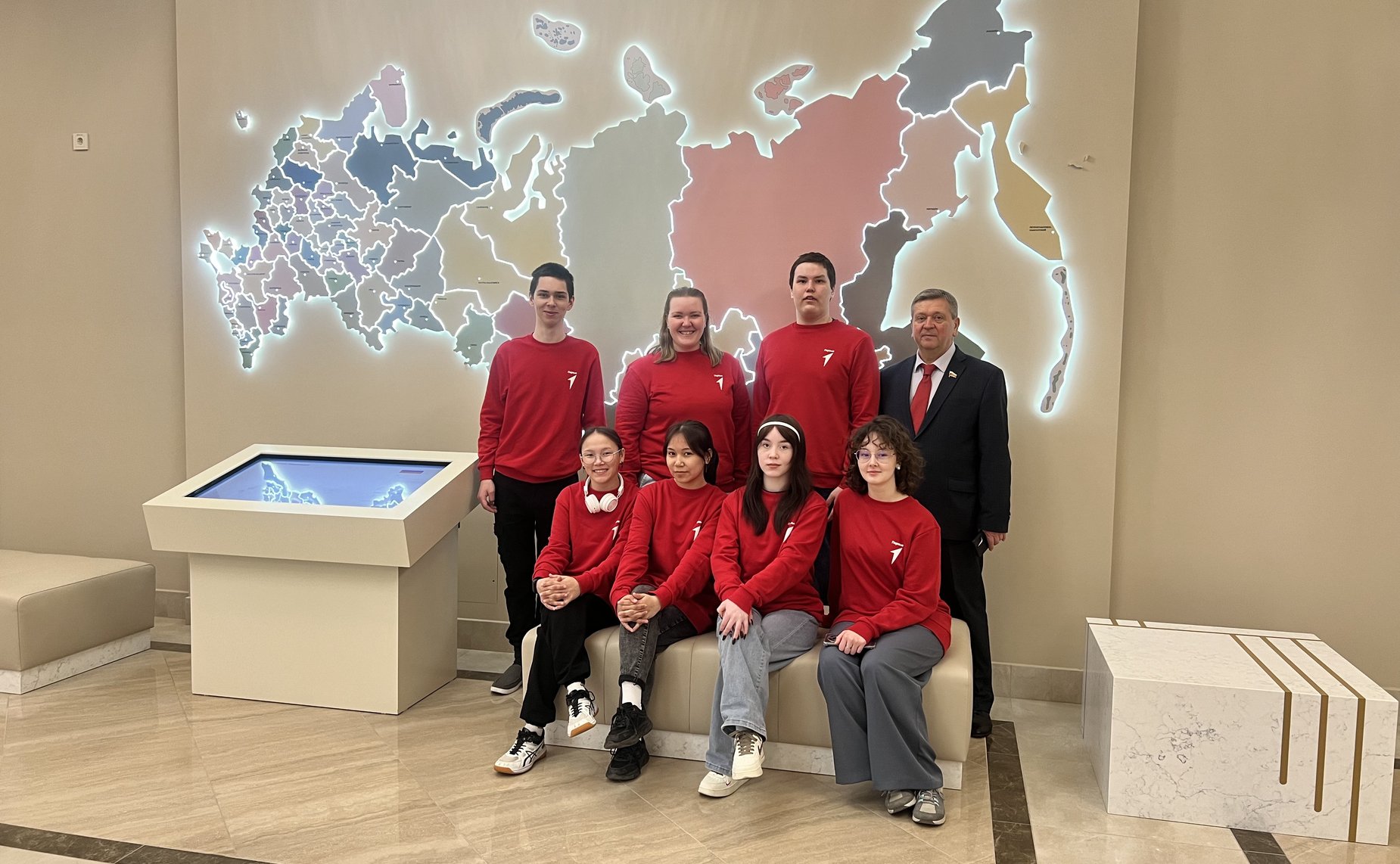 В Совете Федерации Александр Лутовинов встретился с ребятами из отдаленного арктического села Омы и города Нарьян-Мара