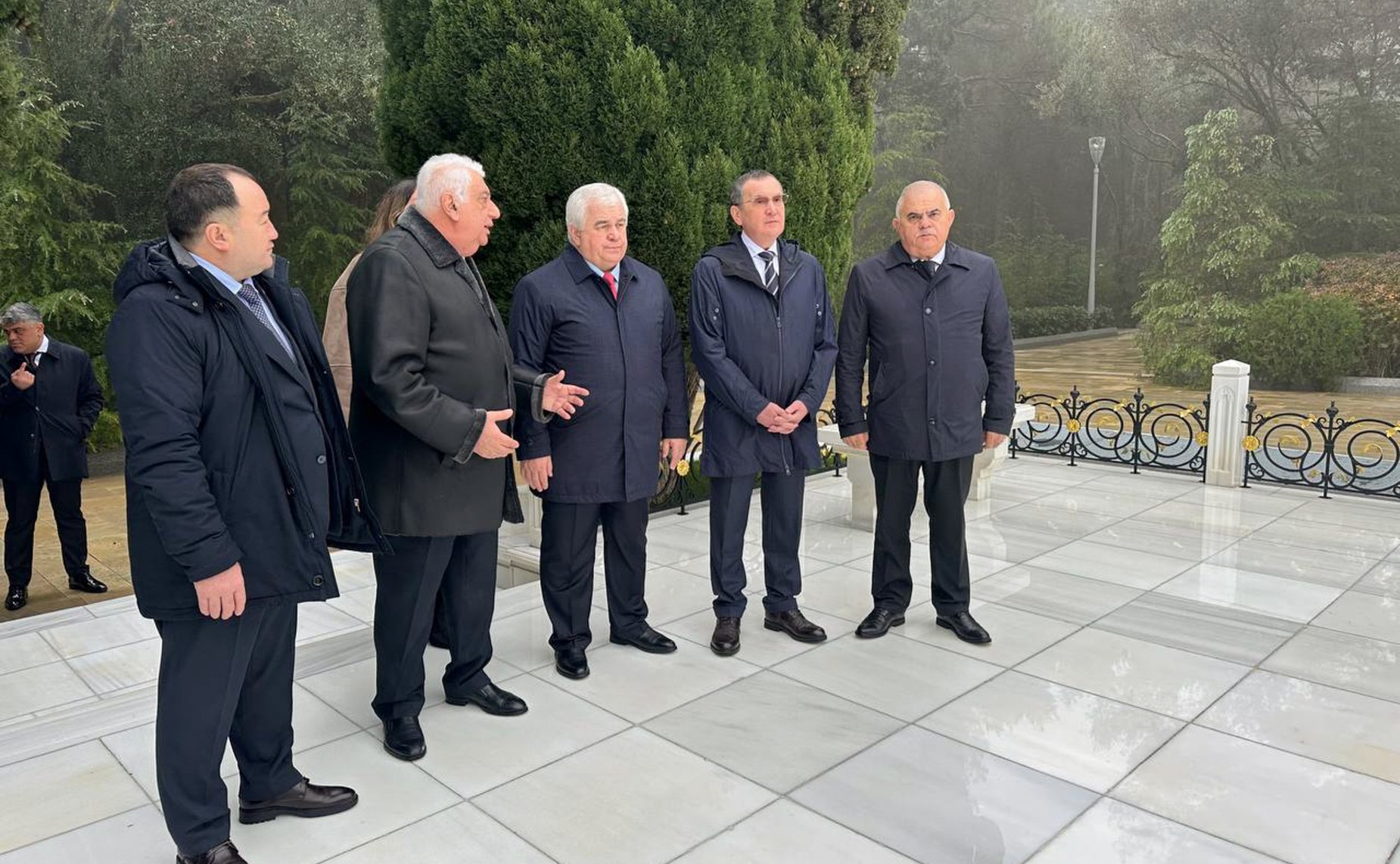 Сенатор РФ Николай Федоров и депутат Государственной Думы Казбек Тайсаев возложили цветы к могиле общенационального лидера азербайджанского народа Гейдара Алиева и почтили память выдающегося государственного и политического деятеля