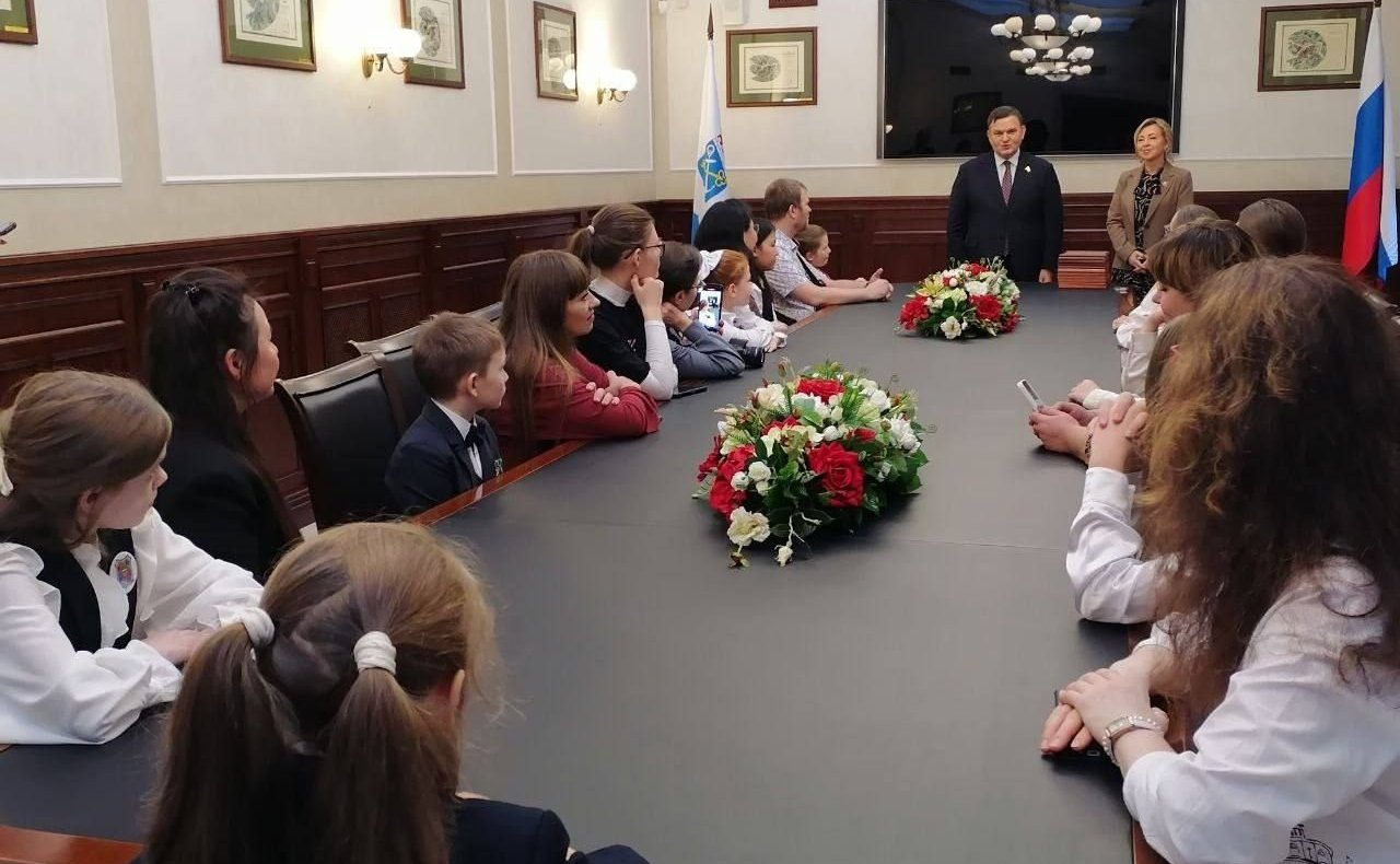 Сергей Перминов наградил победителей IX школы-конкурса «Портрет твоего края»