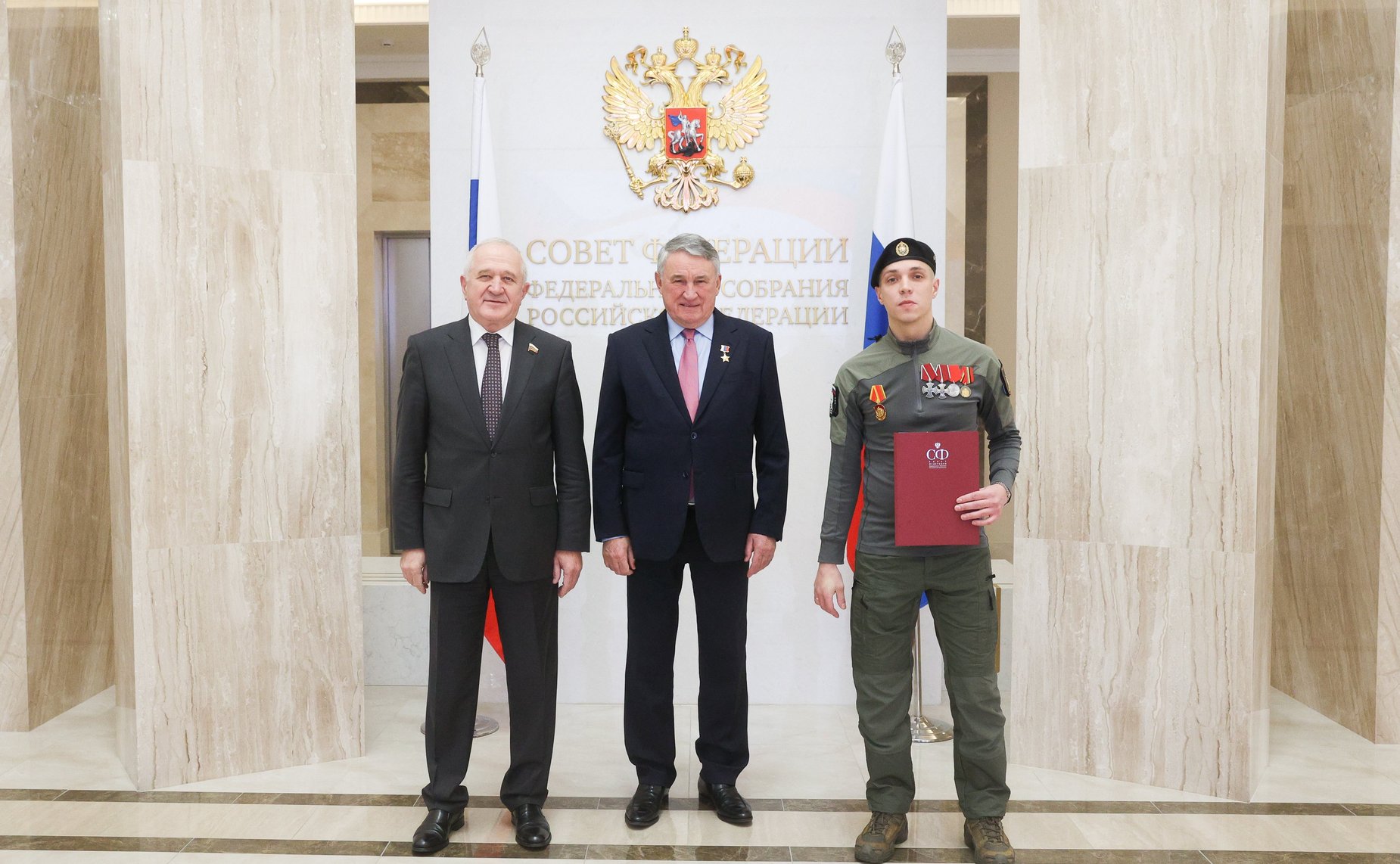 Торжественное награждение военнослужащих в рамках проведения открытия патриотической выставки фотографий военнослужащих Отдельной диверсионной штурмовой бригады «Ветераны»