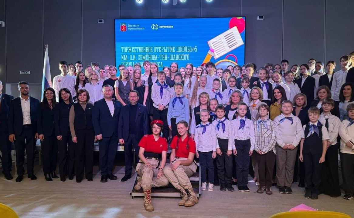 Елена Дягилева и Лариса Круглова посетили среднюю общеобразовательную школу № 5 имени О.И. Семёнова-Тян-Шанского в Мончегорске, досрочно открывшуюся после капитального ремонта