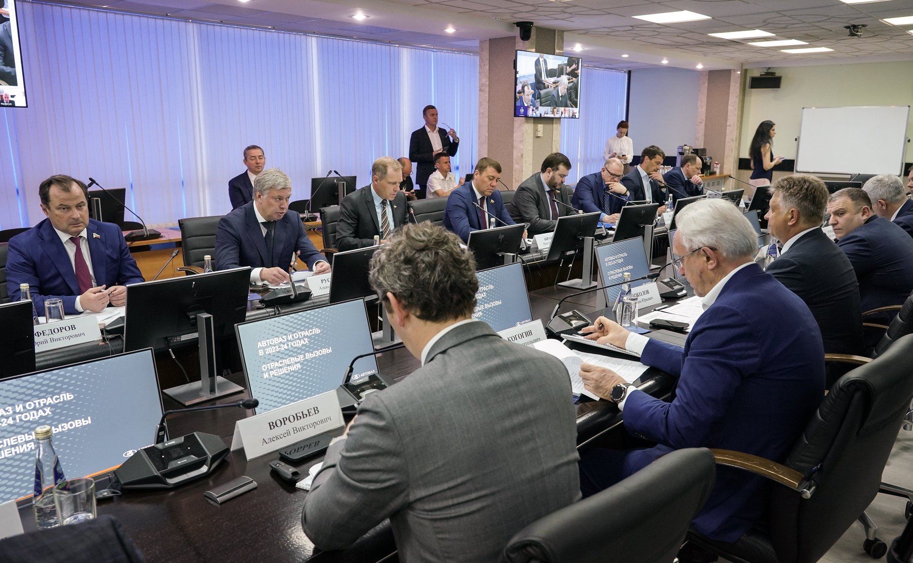 В Самарской области состоялись парламентские слушания «О мерах по созданию производства высоколокализованной конкурентоспособной продукции автомобильной отрасли» (фото Газета «Волжская коммуна»)