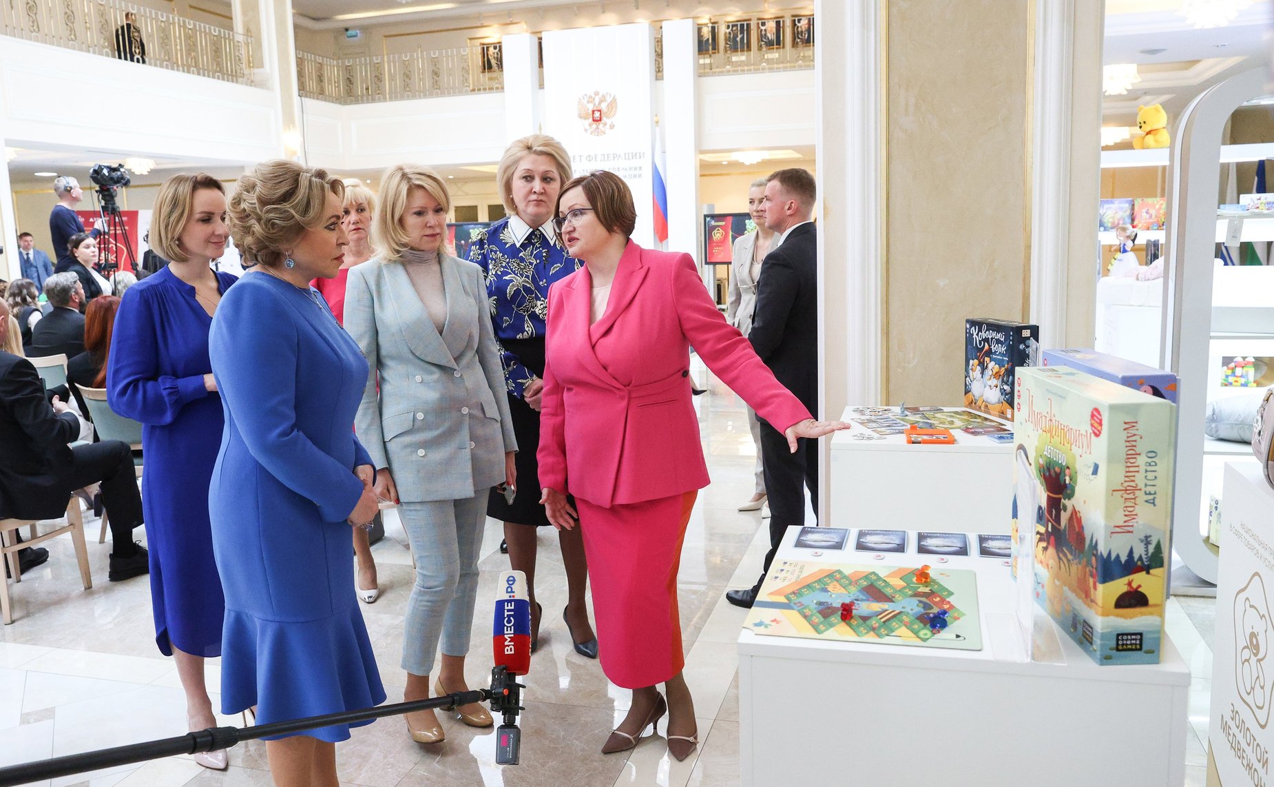 Валентина Матвиенко провела торжественную церемонию награждения лауреатов Национальной премии в сфере товаров и услуг для детей «Золотой медвежонок»