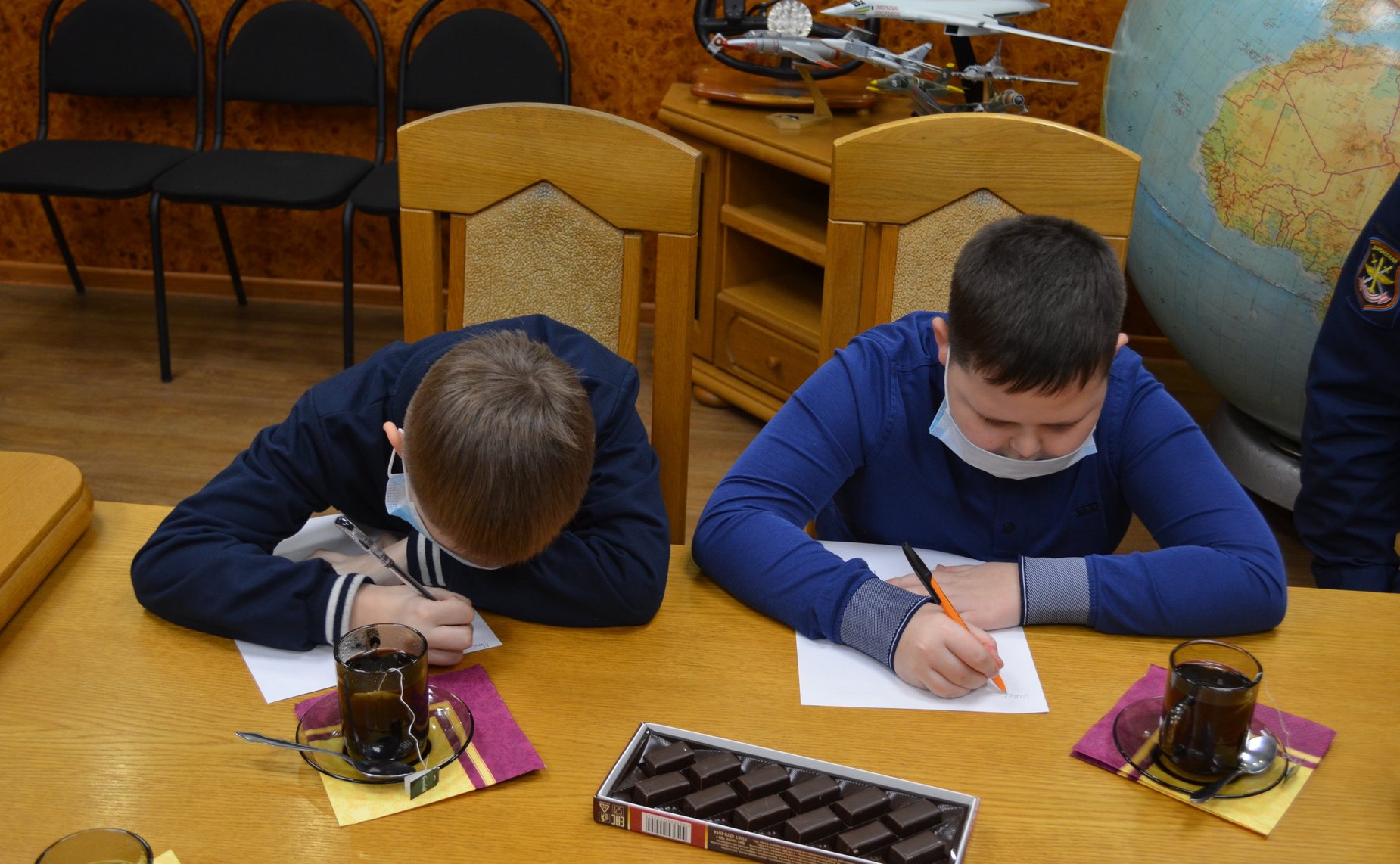 Сергей Аренин поздравил семьи военнослужащих и сотрудников, погибших при исполнении служебного долга, с наступающим Новым годом и Рождеством