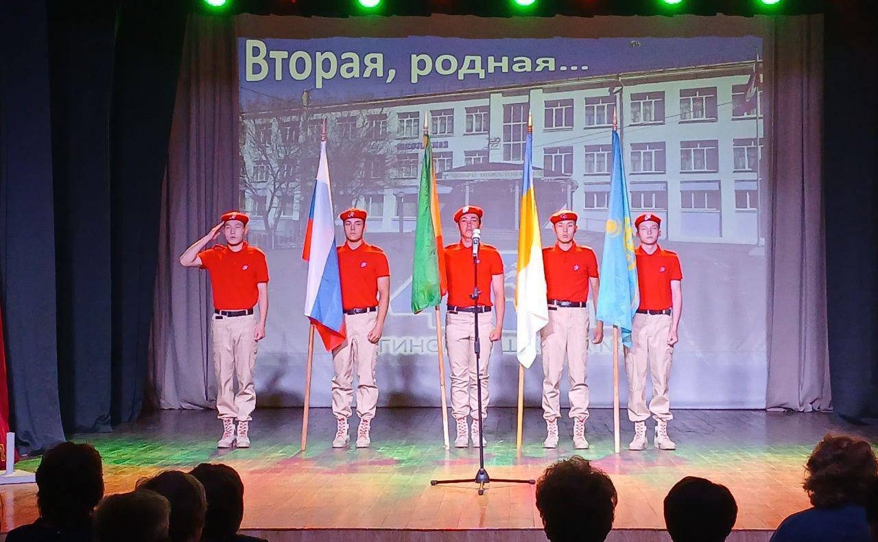 Баир Жамcуев поздравил Агинскую среднюю школу номер два со 140-летним юбилеем