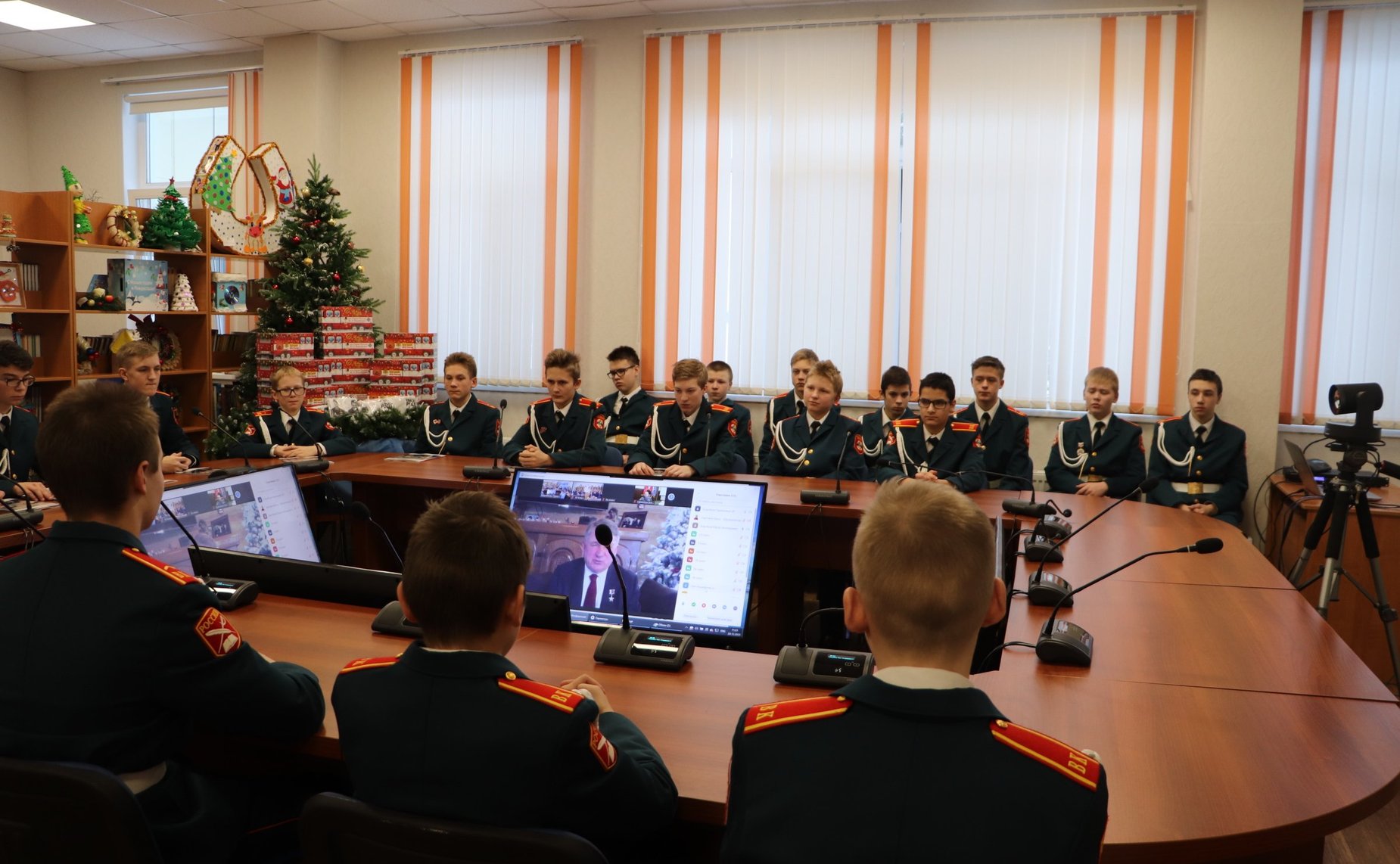 Заместитель Председателя СФ, Заслуженный спасатель РФ, Герой России Юрий Воробьев провел онлайн-урок, посвященный Дню спасателя и 30-летию со дня образования МЧС России