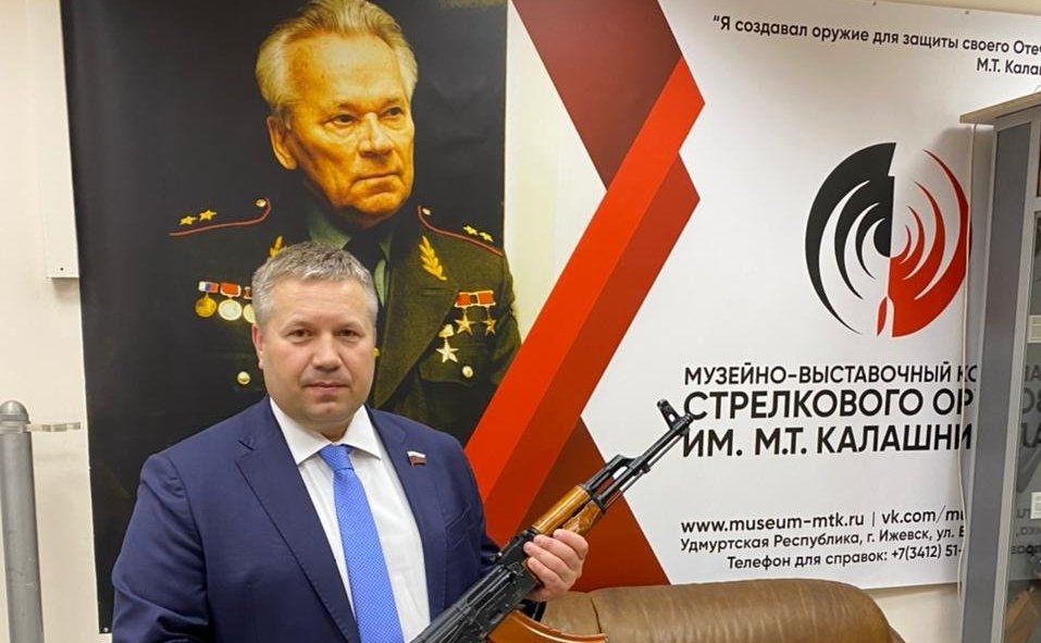Денис Гусев в рамках работы форума посетил Концерн «Калашников» и побывал в музейно-выставочном комплексе им. М.Т. Калашникова