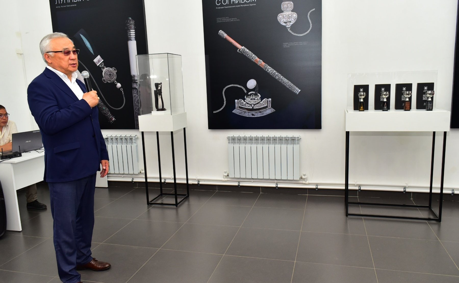 Баир Жамсуев принял участие в презентации наградного материала Первенства России по стрельбе из лука, прошедшей в мастерской Международной ассоциации бурятских оружейников