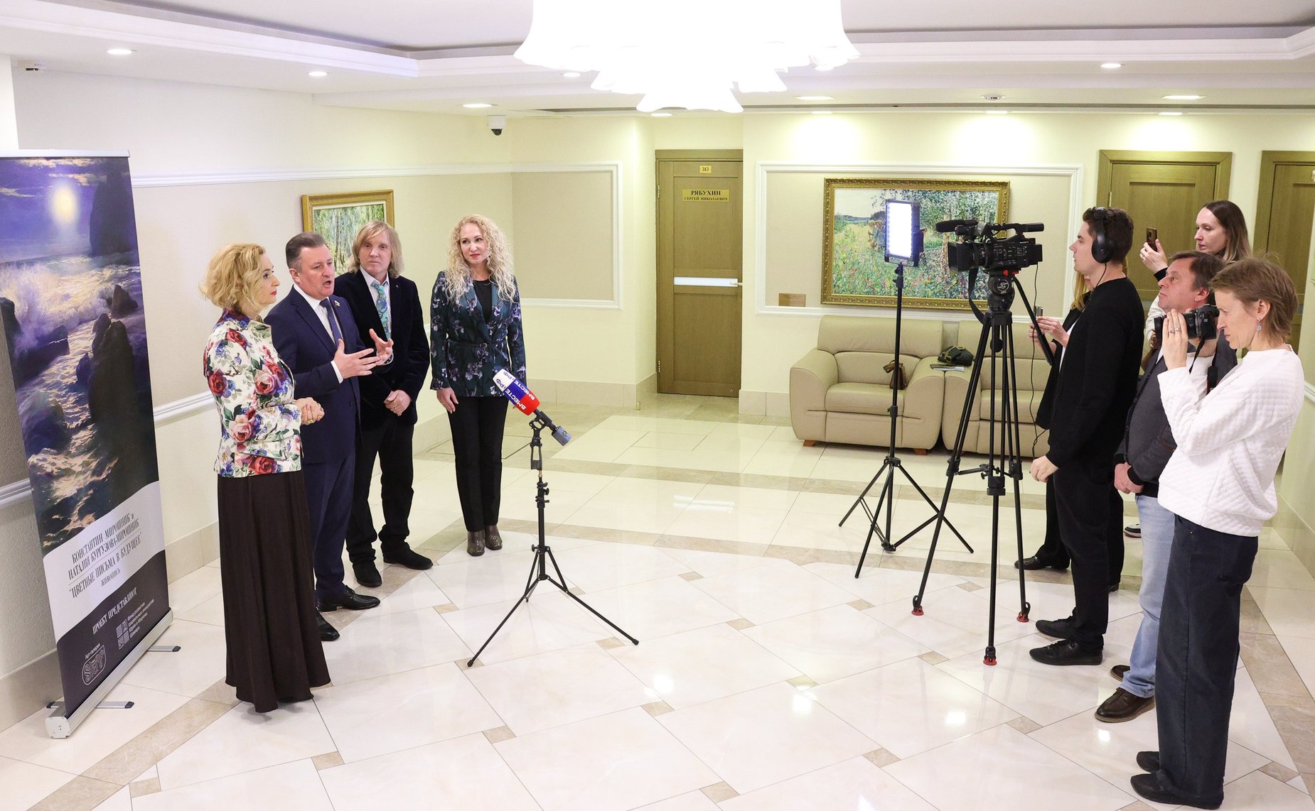 В Совете Федерации состоялось открытие выставки произведений живописи «Цветные письма в будущее»