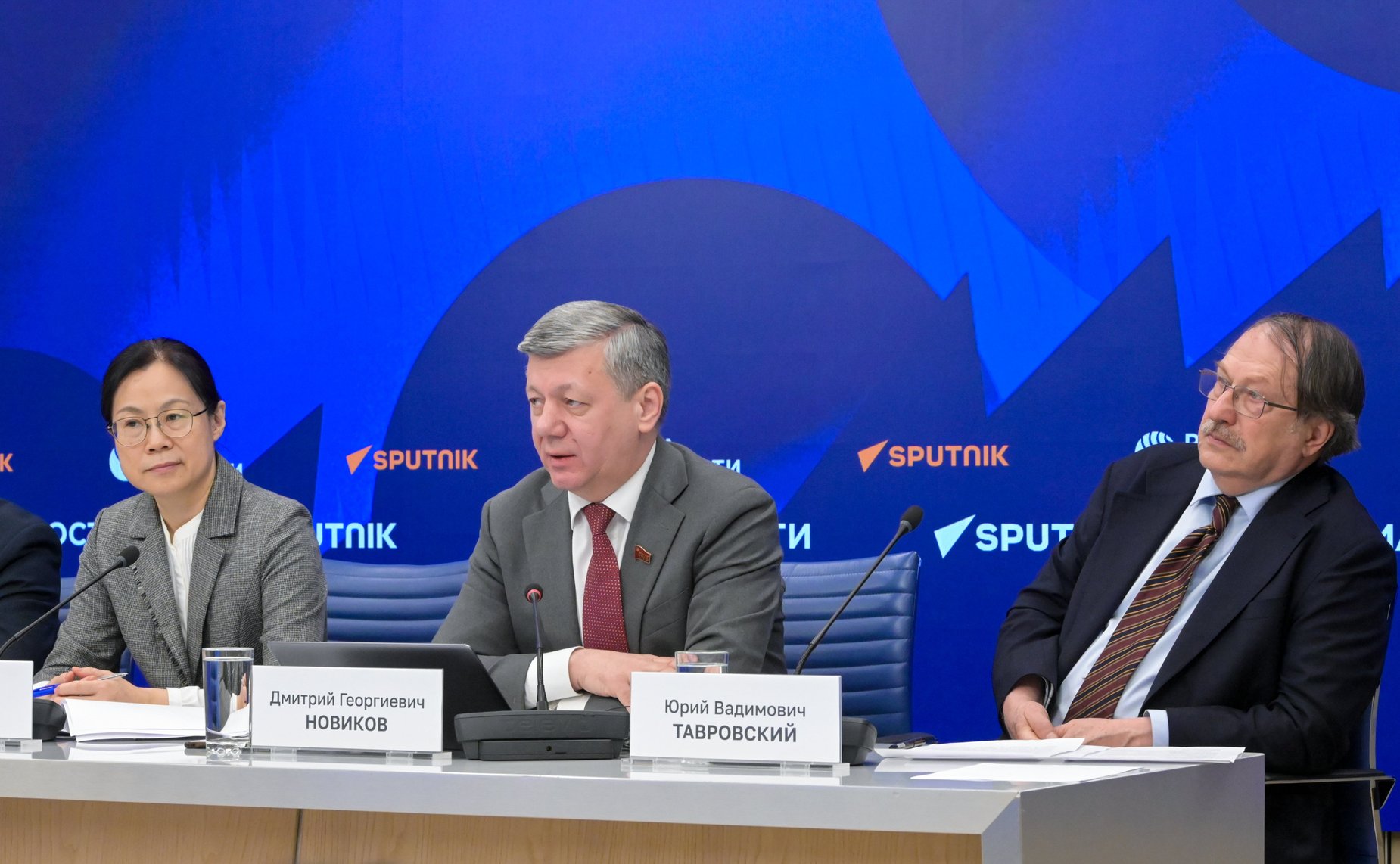 Видеомост Москва — Пекин: «Якорь стабильности и крылья развития: новая архитектоника глобального управления глазами экспертов из Китая и России»