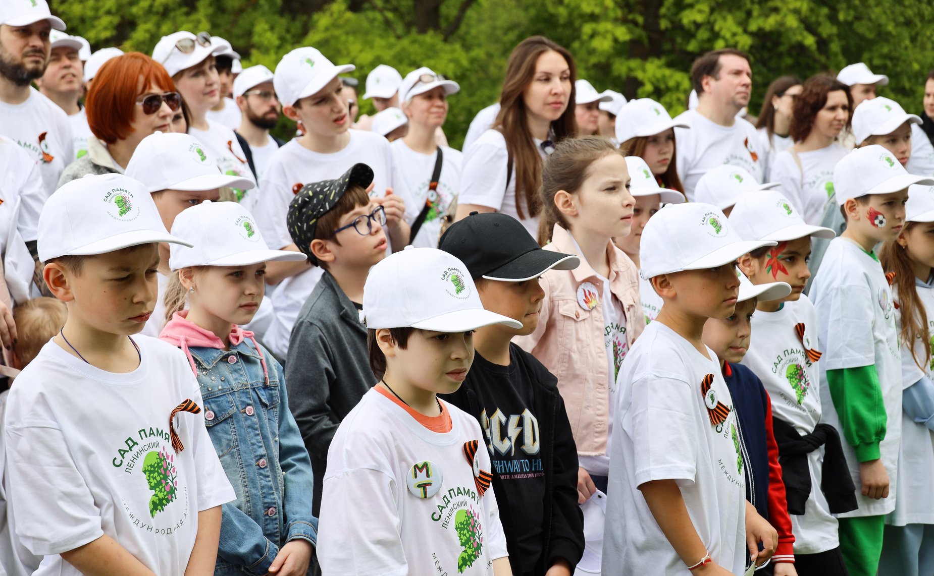 В Год защитника Отечества и 80-летия Победы в Великой Отечественной войне 1941–1945 годов сенаторы РФ и сотрудники Аппарата СФ провели акцию «Сад Памяти» — высадили 250 кустов сирени в музее-заповеднике «Горки Ленинские»