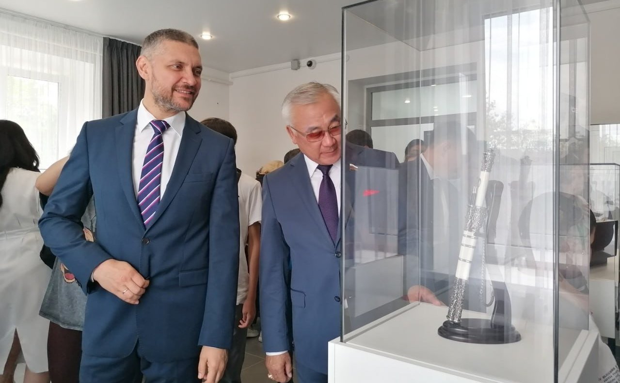 Баир Жамсуев принял участие в открытии галереи Жигжита Баясхаланова