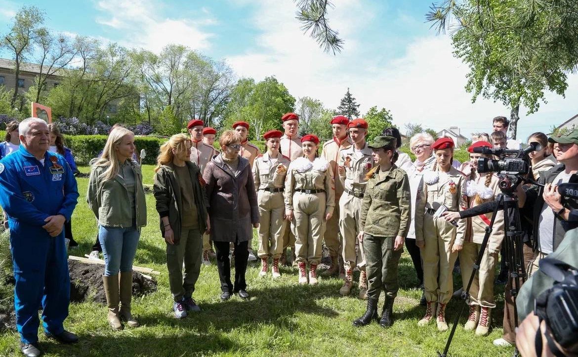 Дарья Лантратова приняла участие в патриотической акции «Сад Памяти», поздравила фронтовика и передала билет на Парад Победы ветерану-блокаднице