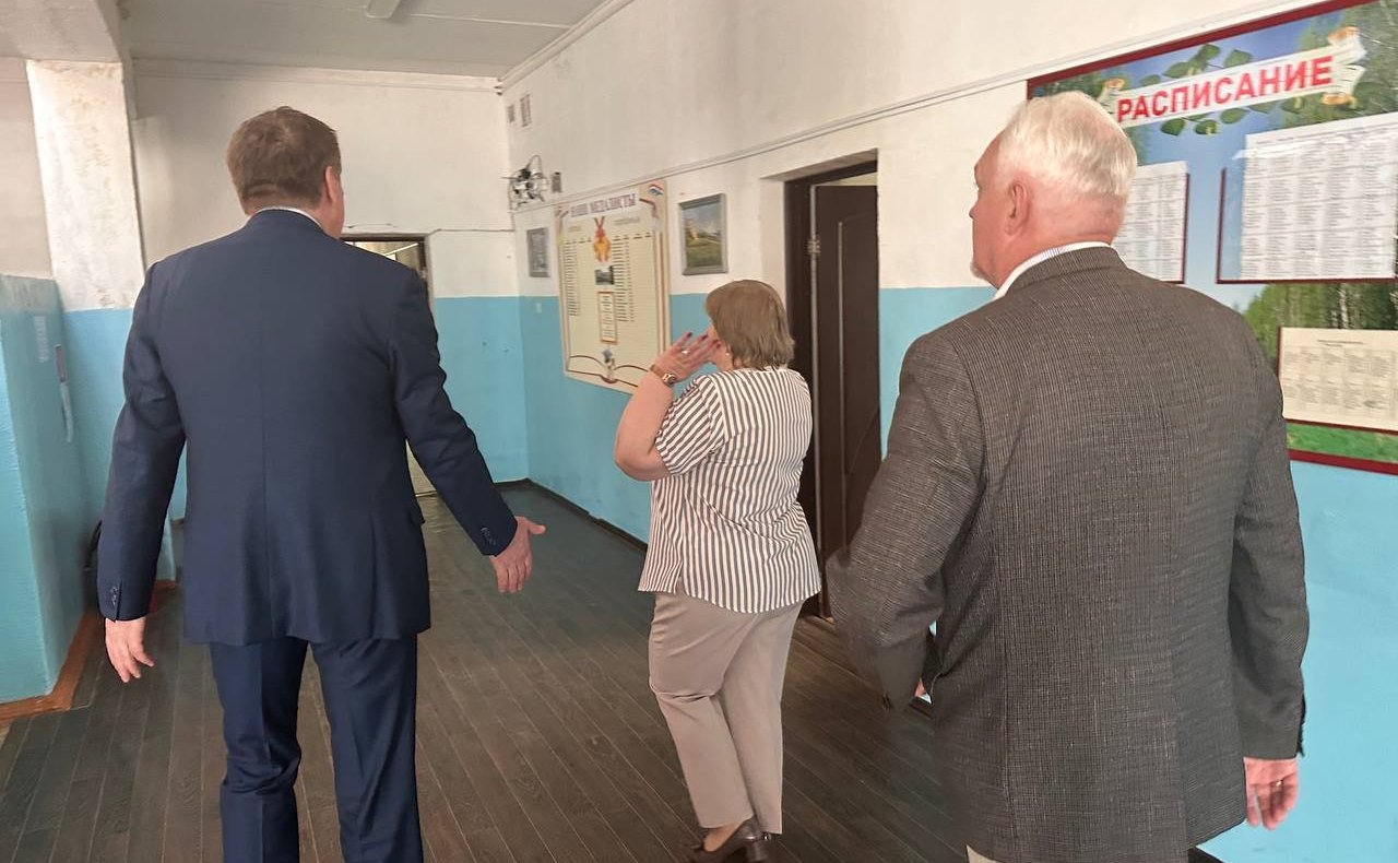 Александр Савин во время работы в регионе ознакомился с ходом проведения капитального ремонта в школах Калужской области
