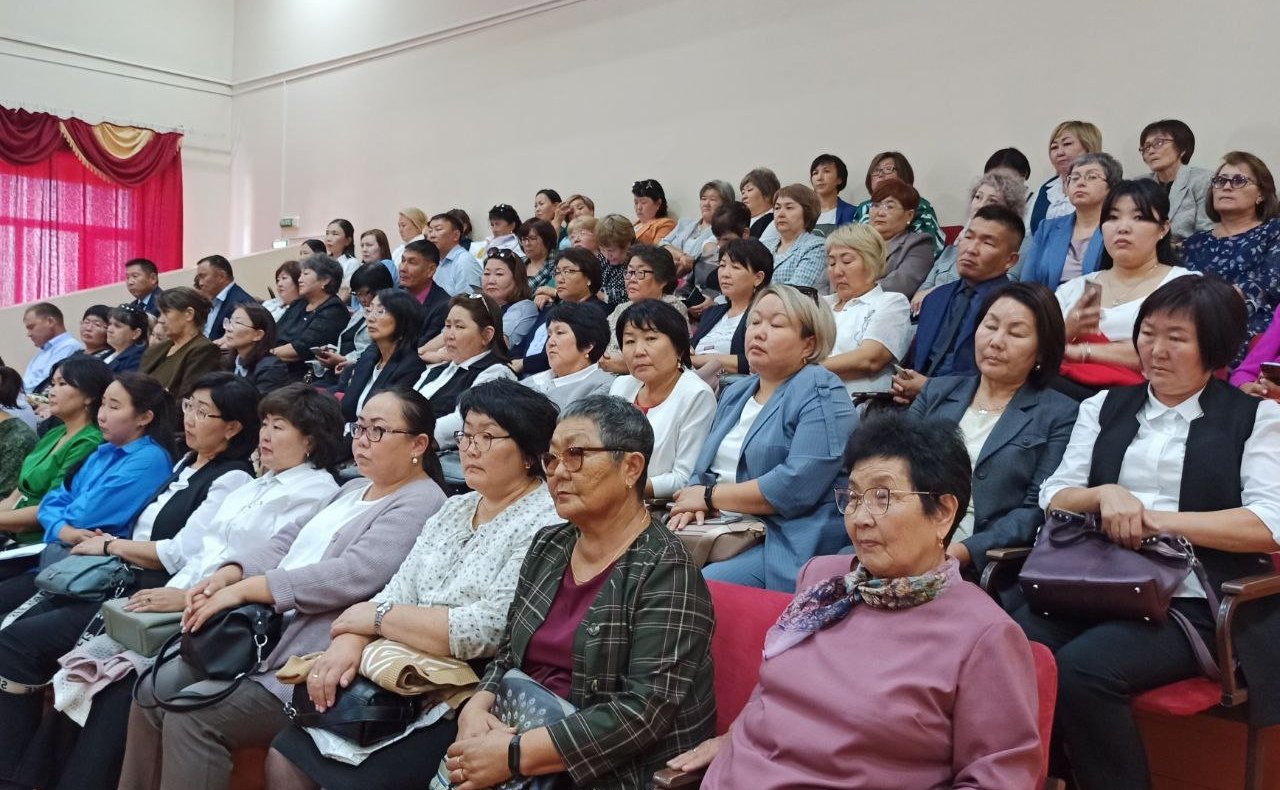 Баир Жамсуев поприветствовал участников ежегодной августовской конференции в Агинском Бурятском округе и поздравил работников образования с предстоящим началом учебного года