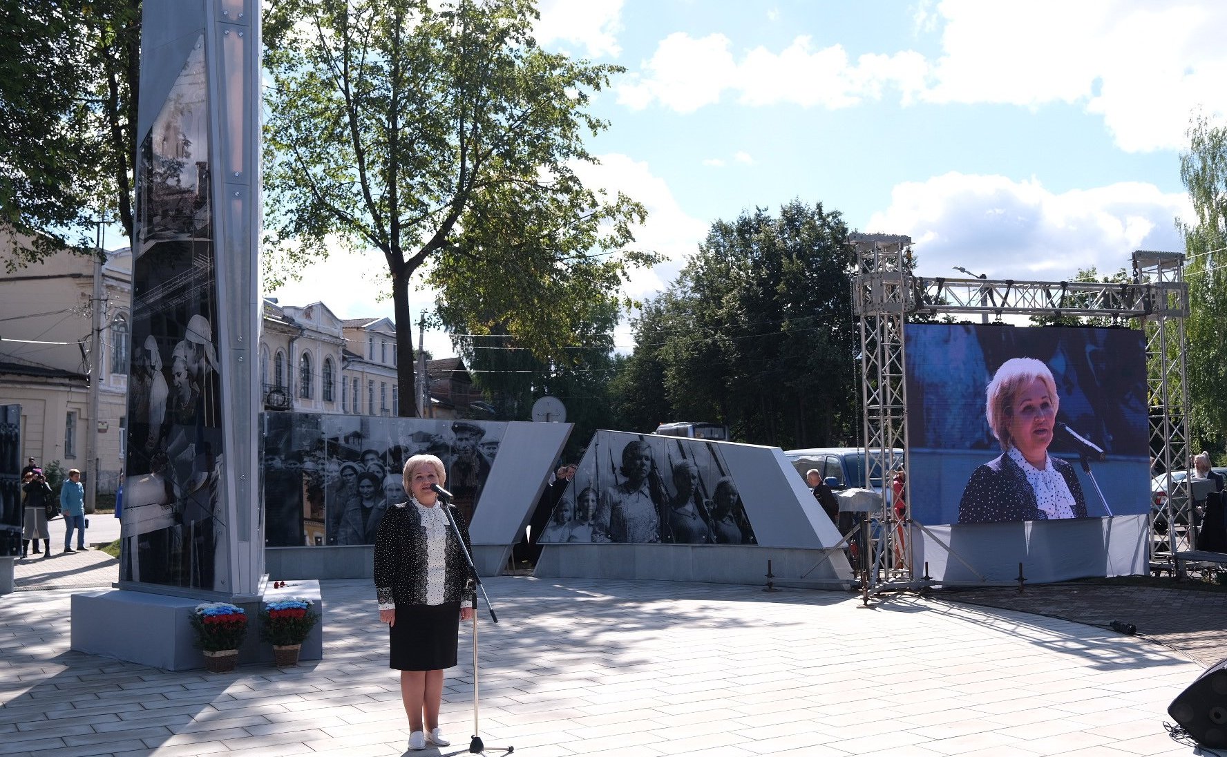 Елена Писарева приняла участие в торжественной церемонии открытия знакового для боровичан памятника