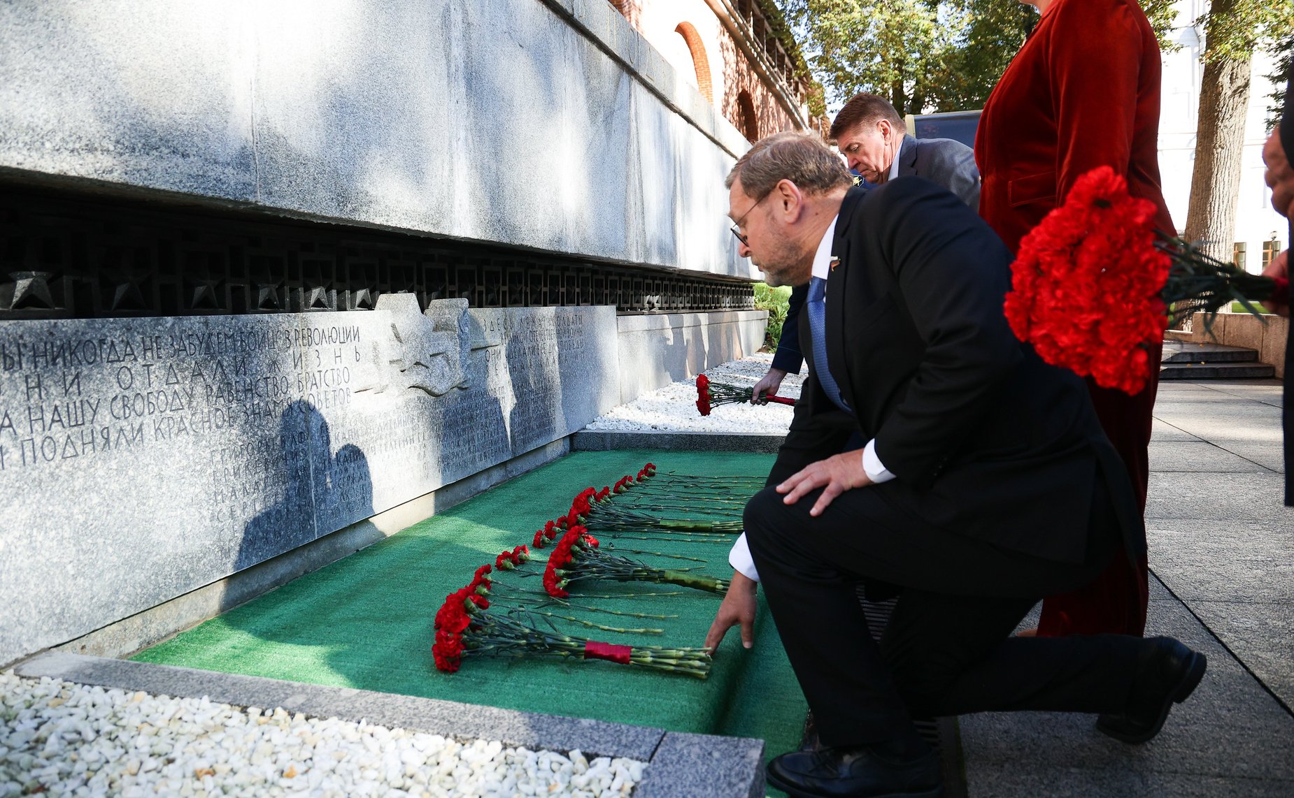 Председатель Совета Федерации Валентина Матвиенко и врио губернатора Новгородской области Александр Дронов возложили венки к Мемориалу «Вечный огонь славы»