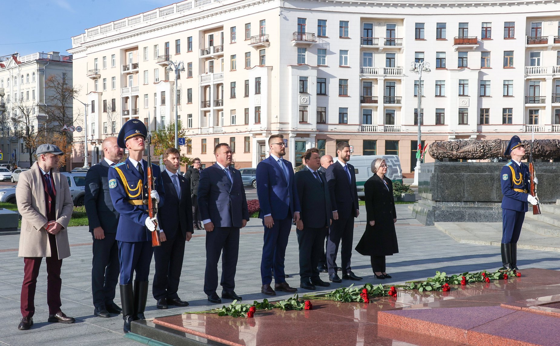 Сенаторы приняли участие в возложении цветов к Монументу Победы (фото: Пресс-служба Совета Республики Национального собрания Беларуси)