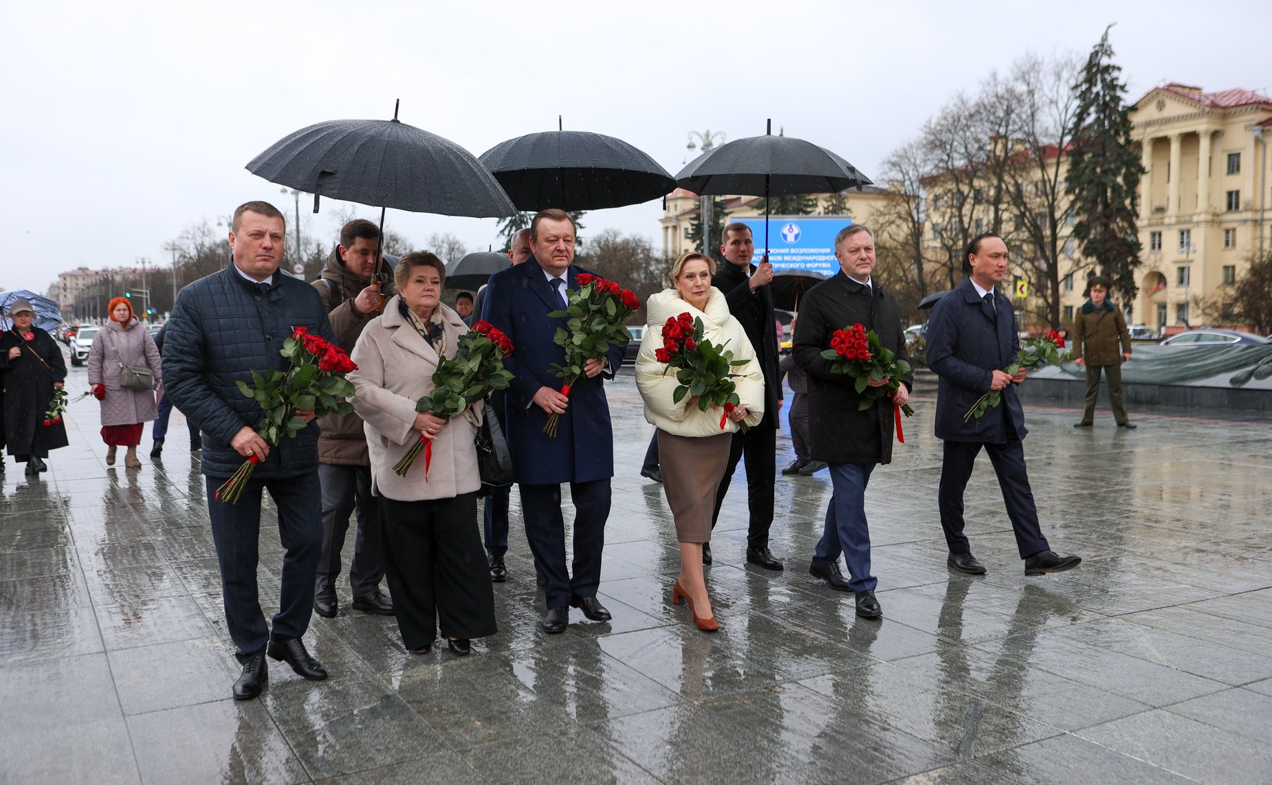 Заместитель Председателя Совета Федерации Инна Святенко приняла участие в Торжественном возложении цветов и венков к Монументу Победы