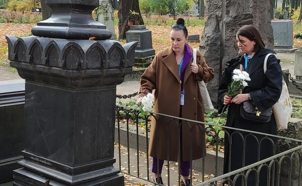 Юлия Лазуткина посетила с рабочей поездкой музей-некрополь «Литераторские мостки» в Санкт-Петербурге