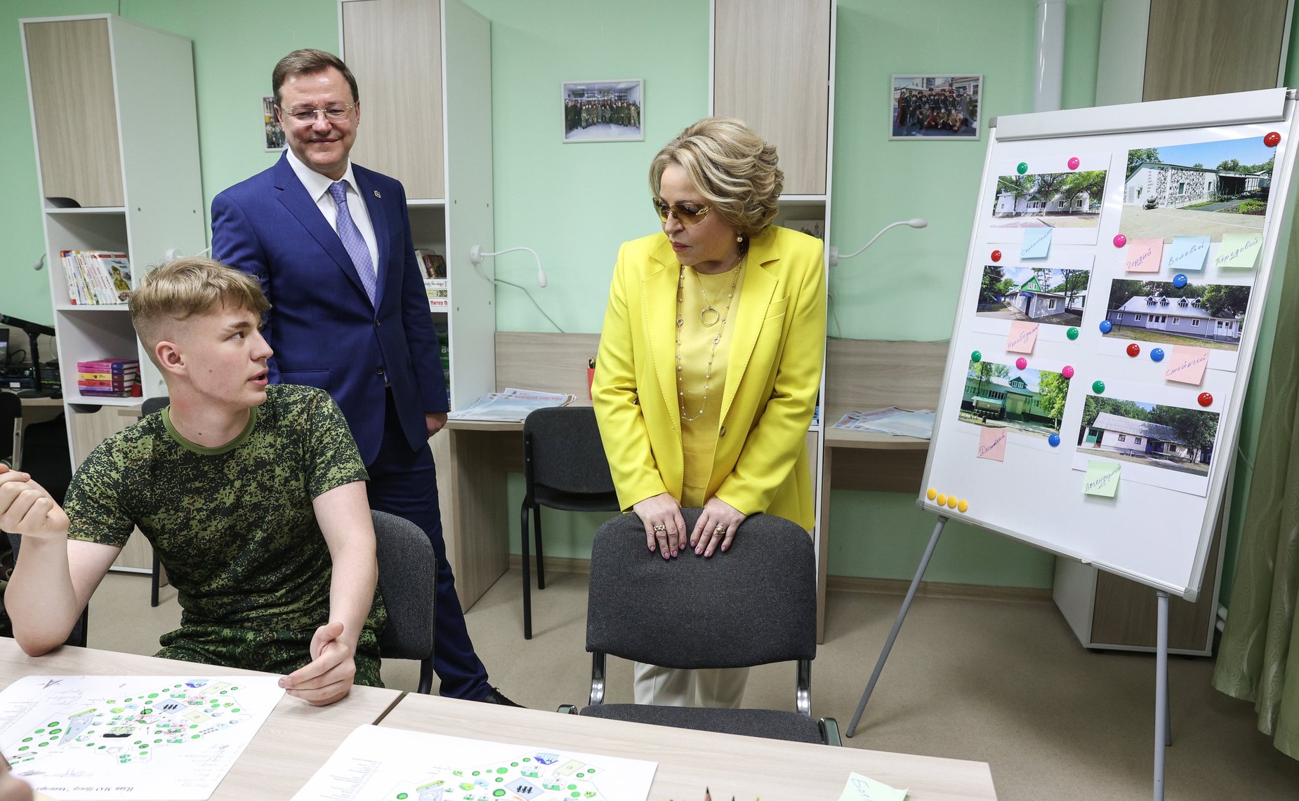 Председатель СФ Валентина Матвиенко и губернатор Самарской области Дмитрий Азаров посетили центр военно-патриотического воспитания «Авангард-Самара» и приняли участие в торжественном открытии военно-патриотической смены «Защитники Отечества»