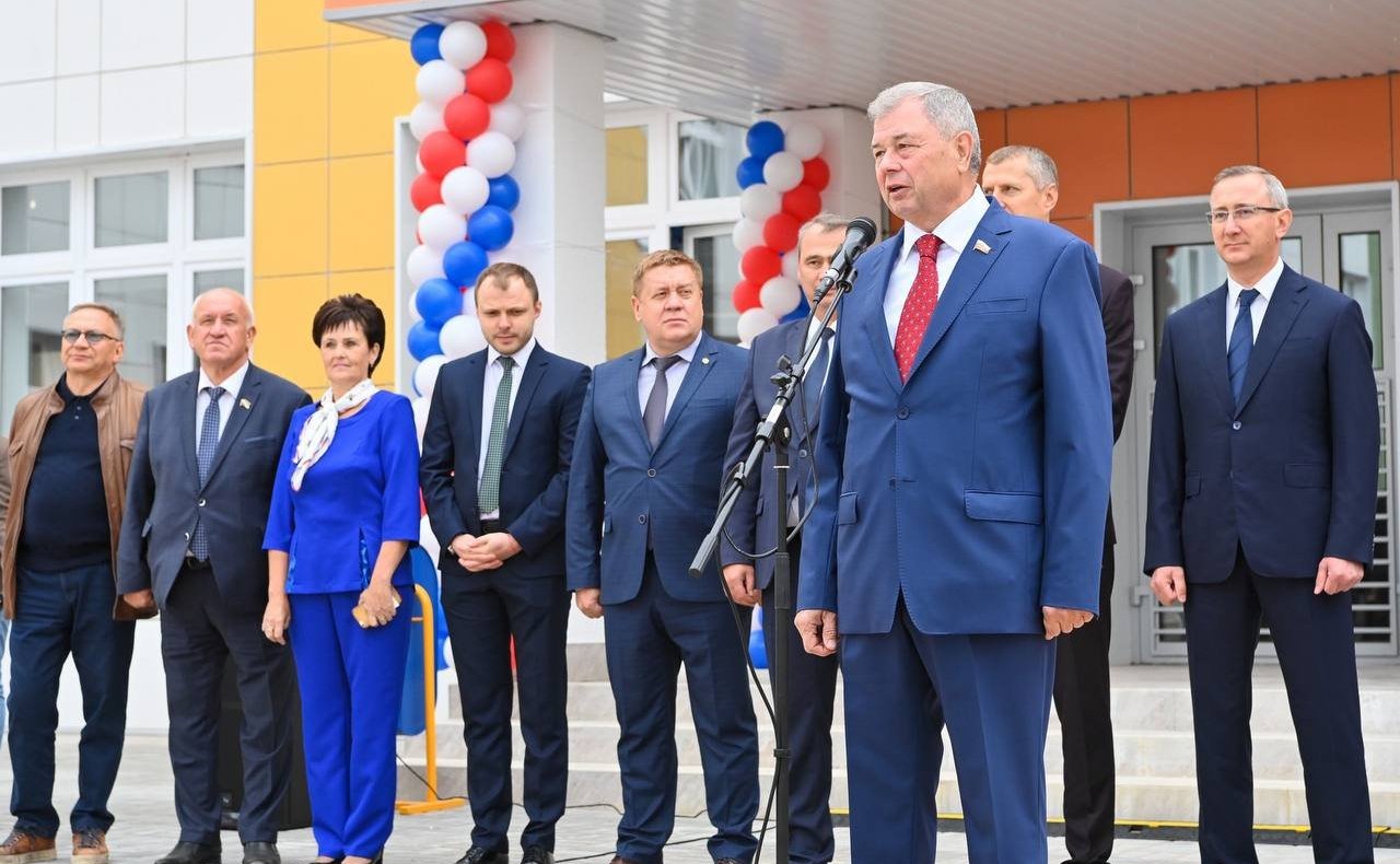 В День знаний Анатолий Артамонов поздравил школьников и студентов Калужской области