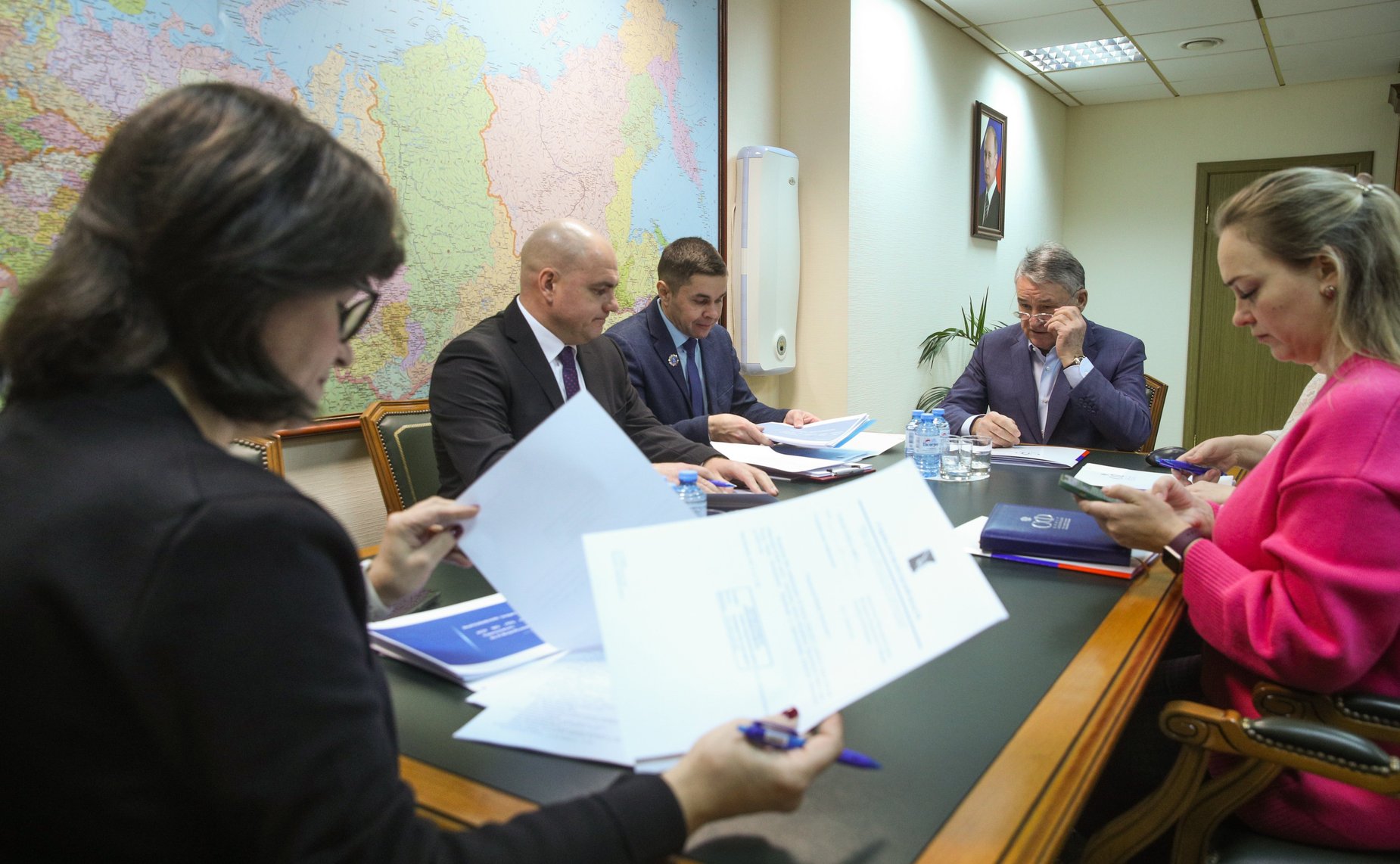 Встреча Юрия Воробьева с директором Образовательного центра – кадетской школы «Корабелы Прионежья»