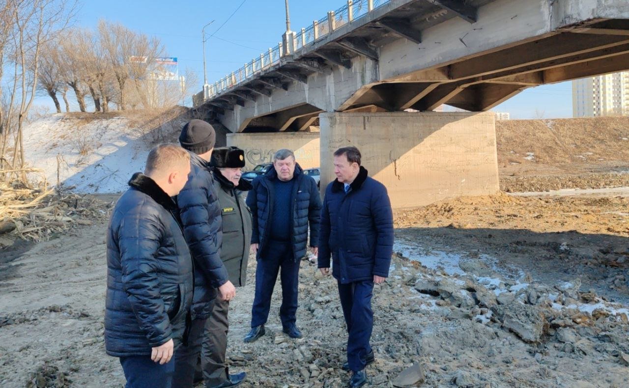 Александр Ролик во время региональной недели побывал на территориях, где ведется расчистка русел рек и подмостовых пространств для предупреждения чрезвычайных ситуаций природного характера