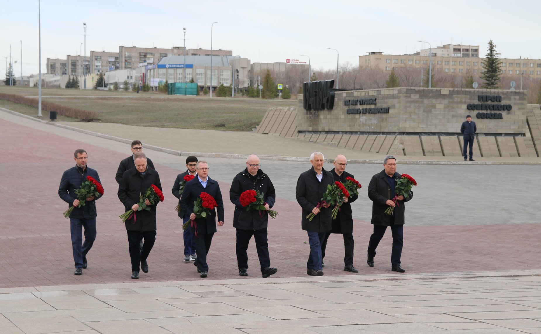 Сенаторы РФ приняли участие в церемонии возложения цветов к Вечному огню у монумента «Тыл-Фронту»