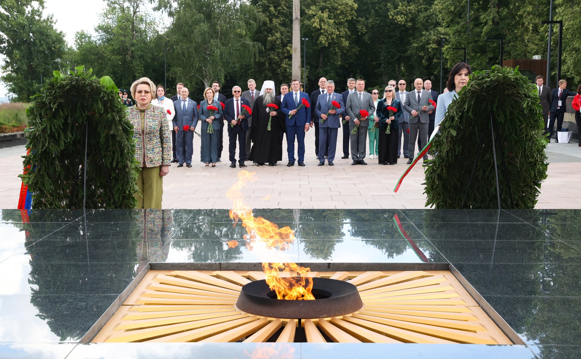 Церемония возложения венков к Вечному огню