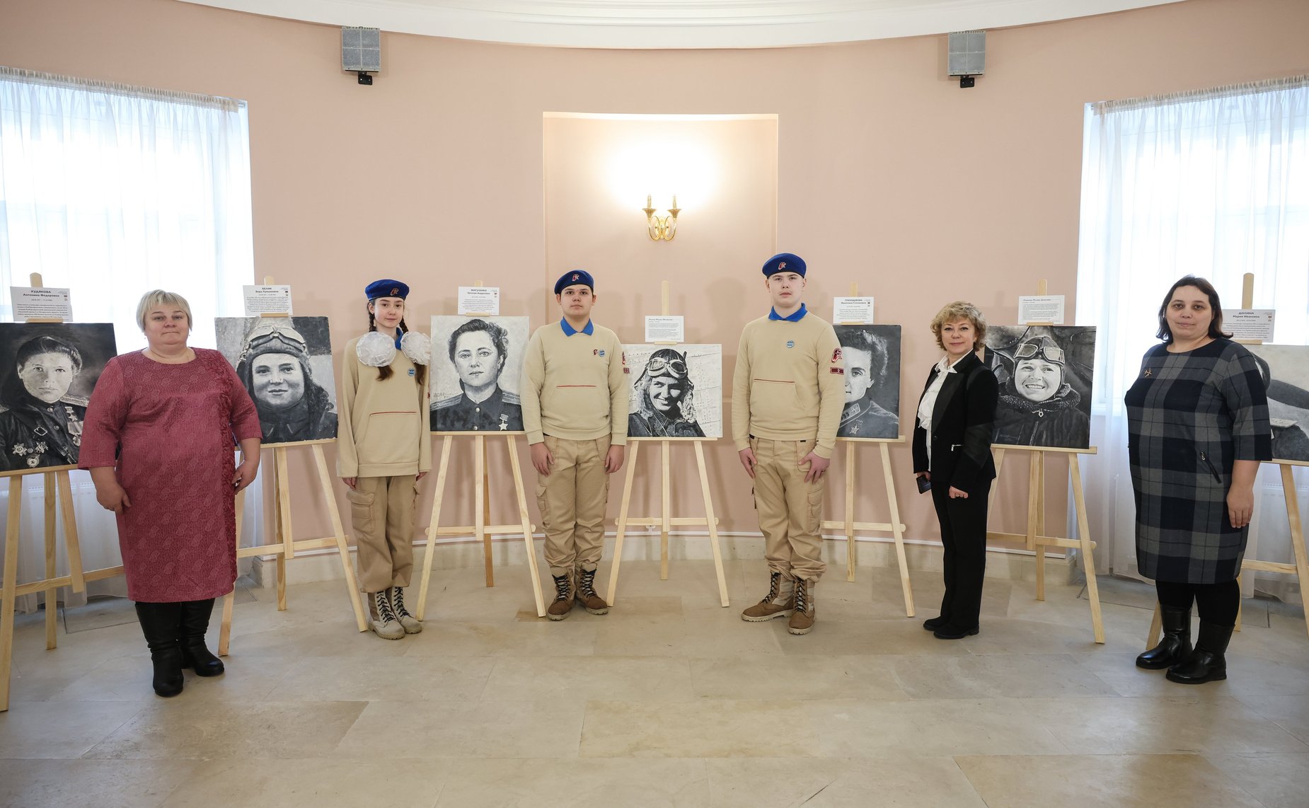 Инна Святенко приняла участие в открытии в Московском парламентском центре выставки «Прекрасный полк» Асара Сафиулина (фото пресс-служба Московской городской Думы)