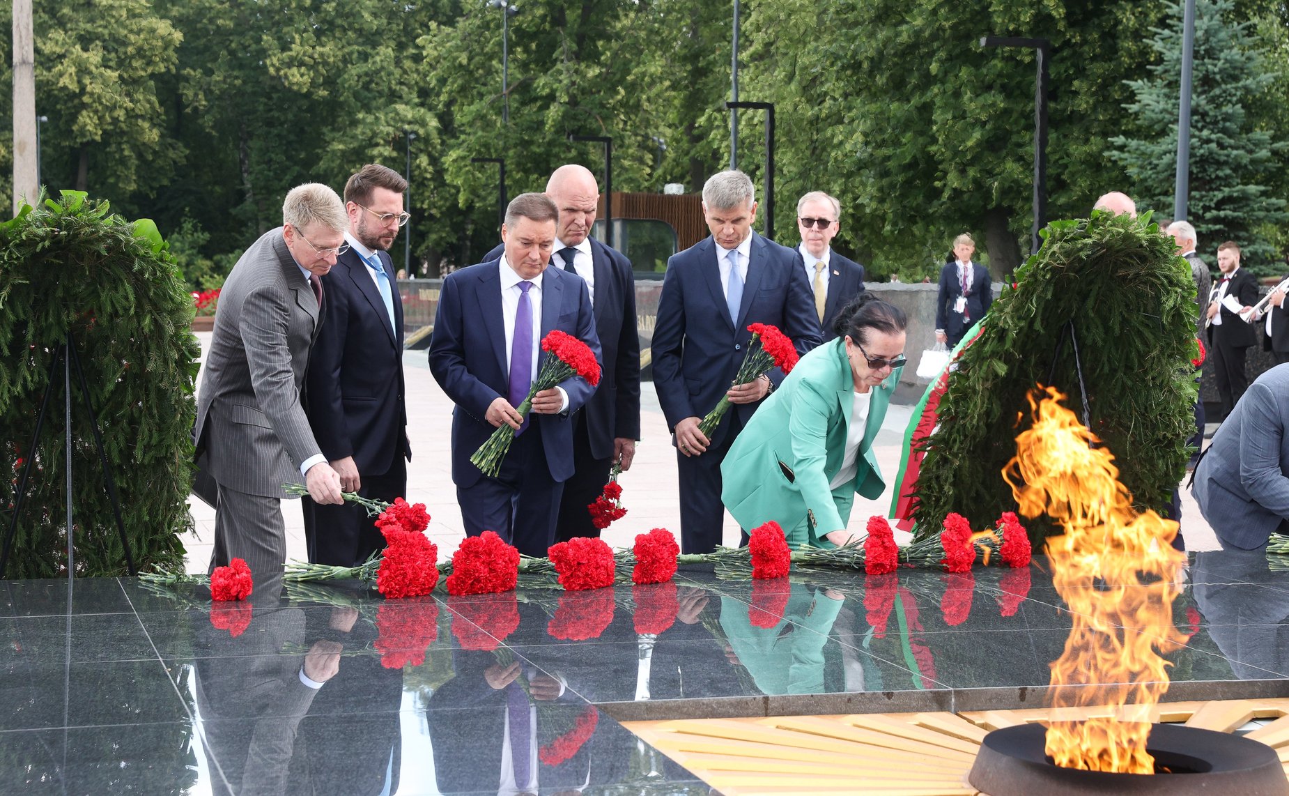 Церемония возложения венков к Вечному огню