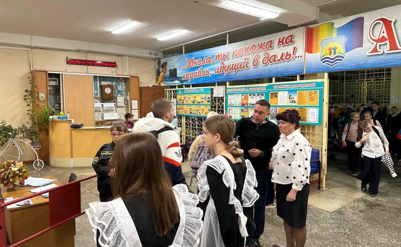 Айрат Гибатдинов провёл проверку организации охраны школ и обсудил с представителями силовых ведомств и образовательных учреждений меры по повышению безопасности школьников