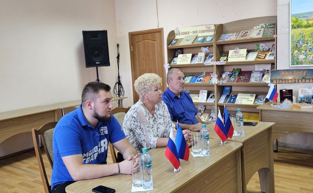 Ольга Бас в ходе поездки в регион совместно с участниками СВО, депутатами Народного Совета ЛНР провела патриотический урок «Разговор о важном» для юношеских и молодежных движений региона