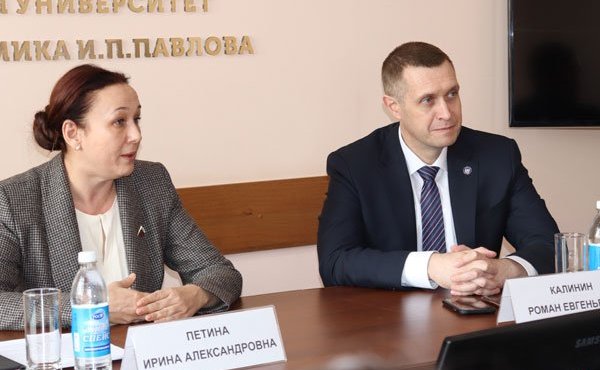 Ирина Петина провела круглый стол на тему «Выполнение социальных обязательств государства в условиях санкционного давления и запуск эффективных механизмов поддержки граждан»