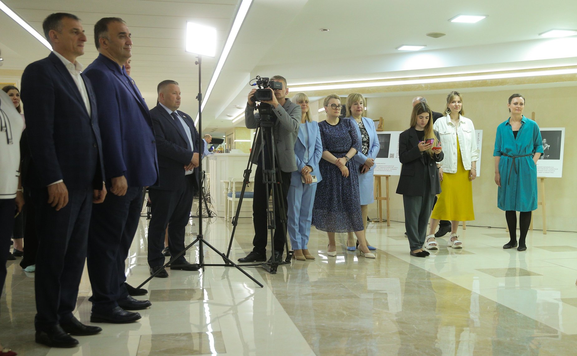 Галина Карелова открыла фотовыставку «Химия была, но мы расстались». Экспозиция по поддержке женщин с онкологическими заболеваниями приурочена ко Дню медицинского работника