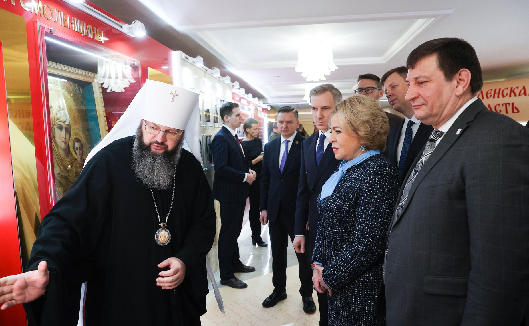 Валентина Матвиенко и Василий Анохин осмотрели выставку, посвященную истории, культуре и перспективным направлениям развития Смоленской области
