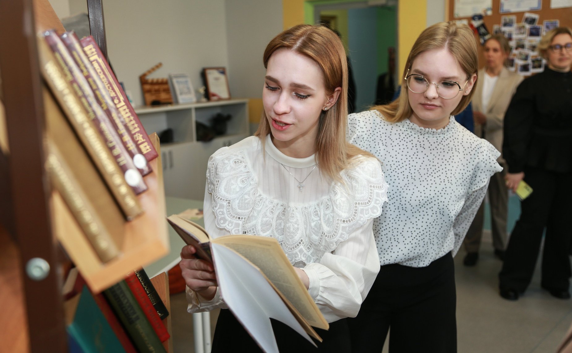 Заместитель Председателя Совета Федерации Инна Святенко провела для старшеклассников школы № 2087 «Открытие» урок «Разговор о важном»