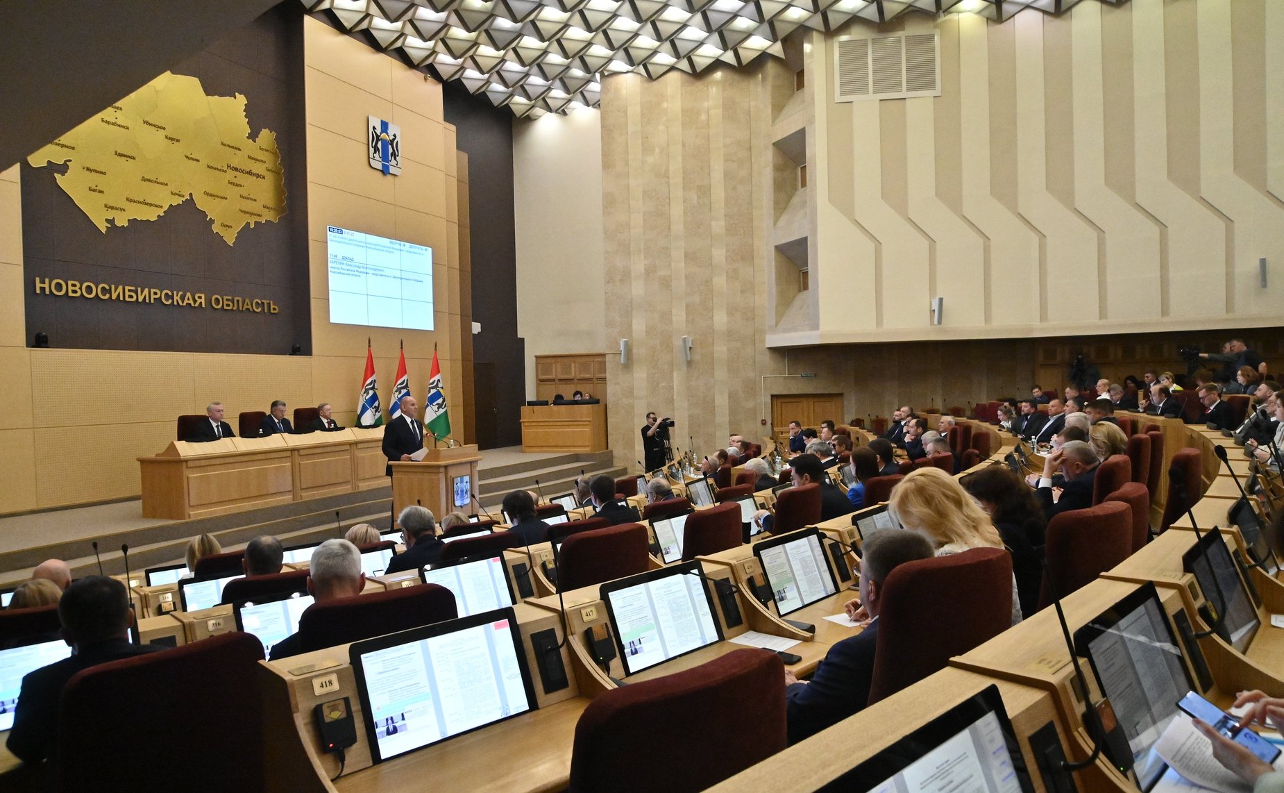 Александр Карелин представил отчет о своей работе перед депутатами Законодательного Собрания Новосибирской области