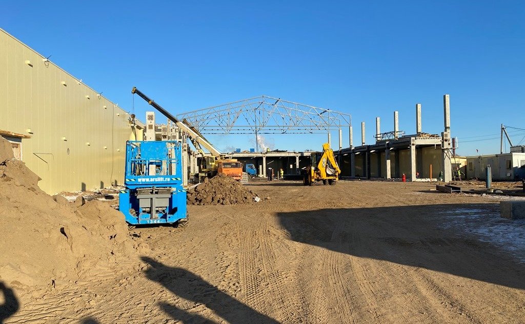 Олег Алексеев осмотрел цеха и стройплощадку местного мясокомбината