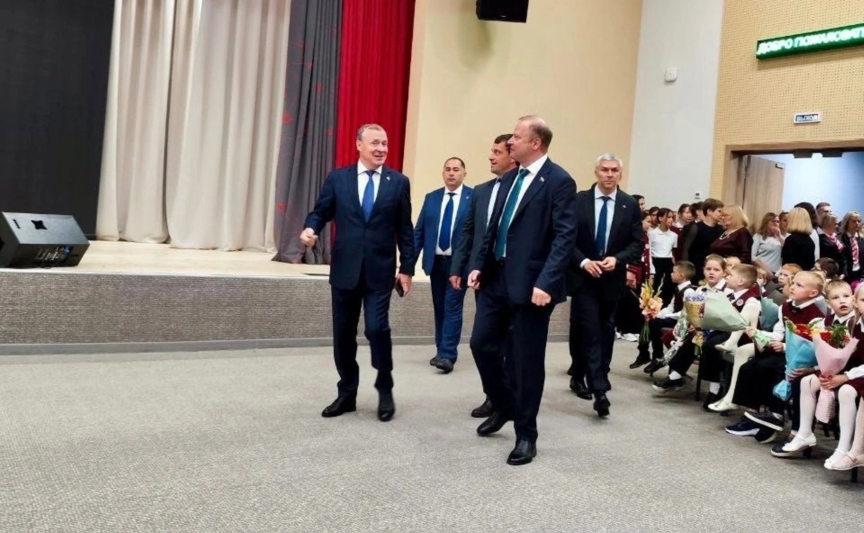 Виктор Шептий принял участие в первой торжественной линейке нового здания гимназии №40 в Екатеринбурге