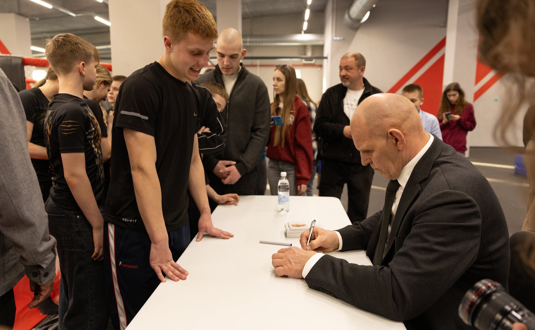 Александр Карелин посетил Школу боевых искусств в Пскове