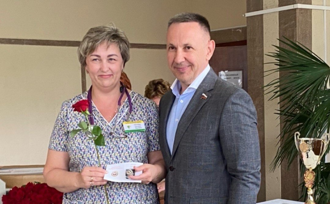 Олег Алексеев в ходе рабочей поездки в регион поздравил медицинских работников города Саратова с профессиональным праздником