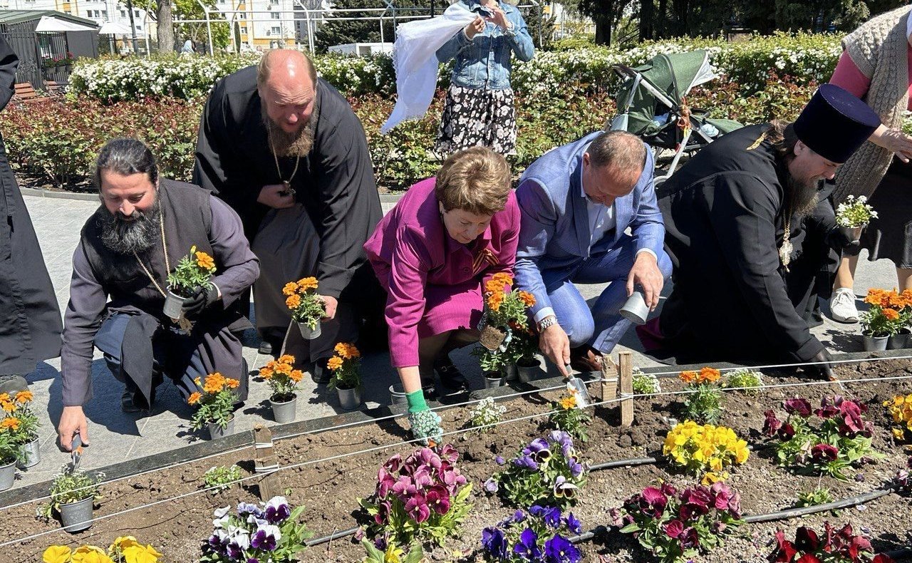 Екатерина Алтабаева высадила на аллеях Троицкого сквера в городе Севастополе цветущую Георгиевскую ленту