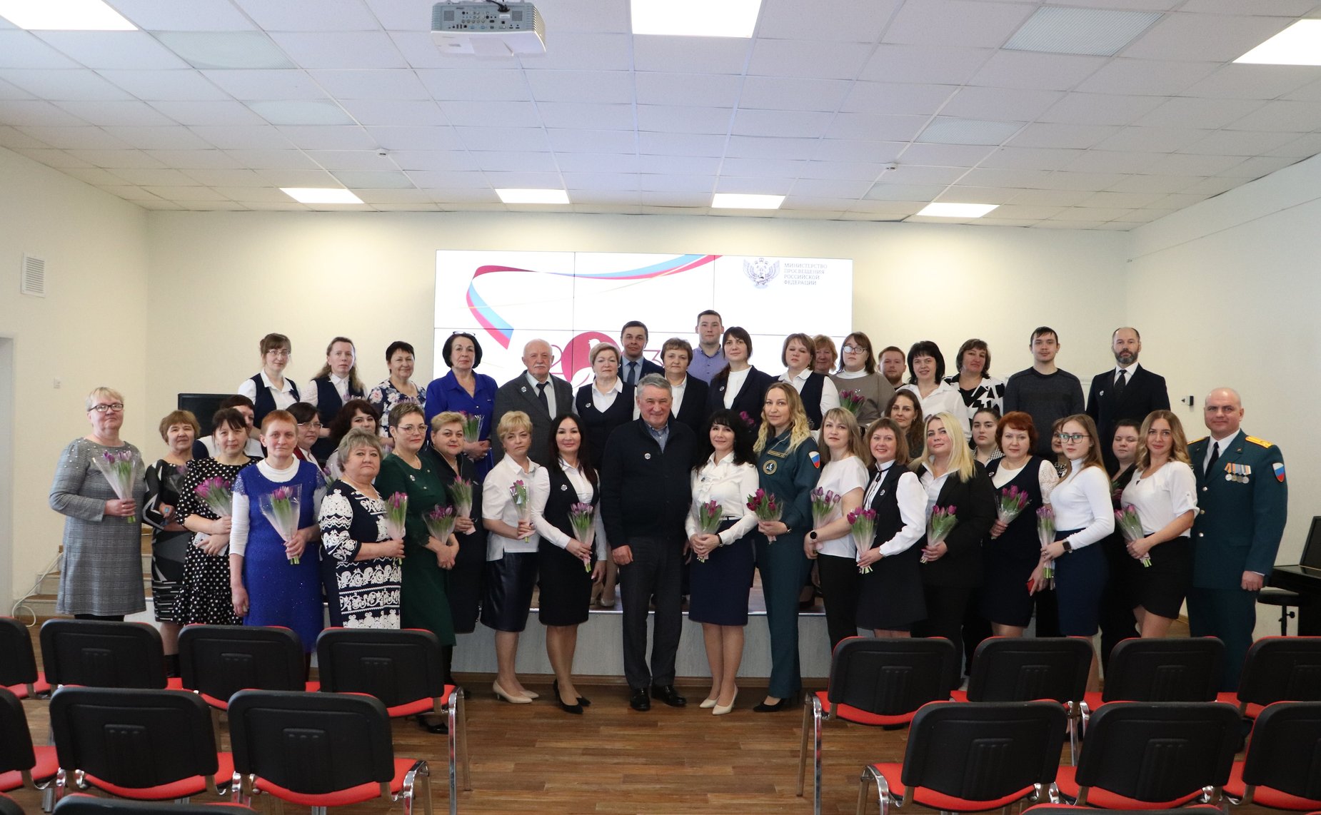 Юрий Воробьев посетил Образовательный центр – кадетскую школу «Корабелы Прионежья» и провел встречу с педагогическим коллективом и сотрудниками образовательного центра