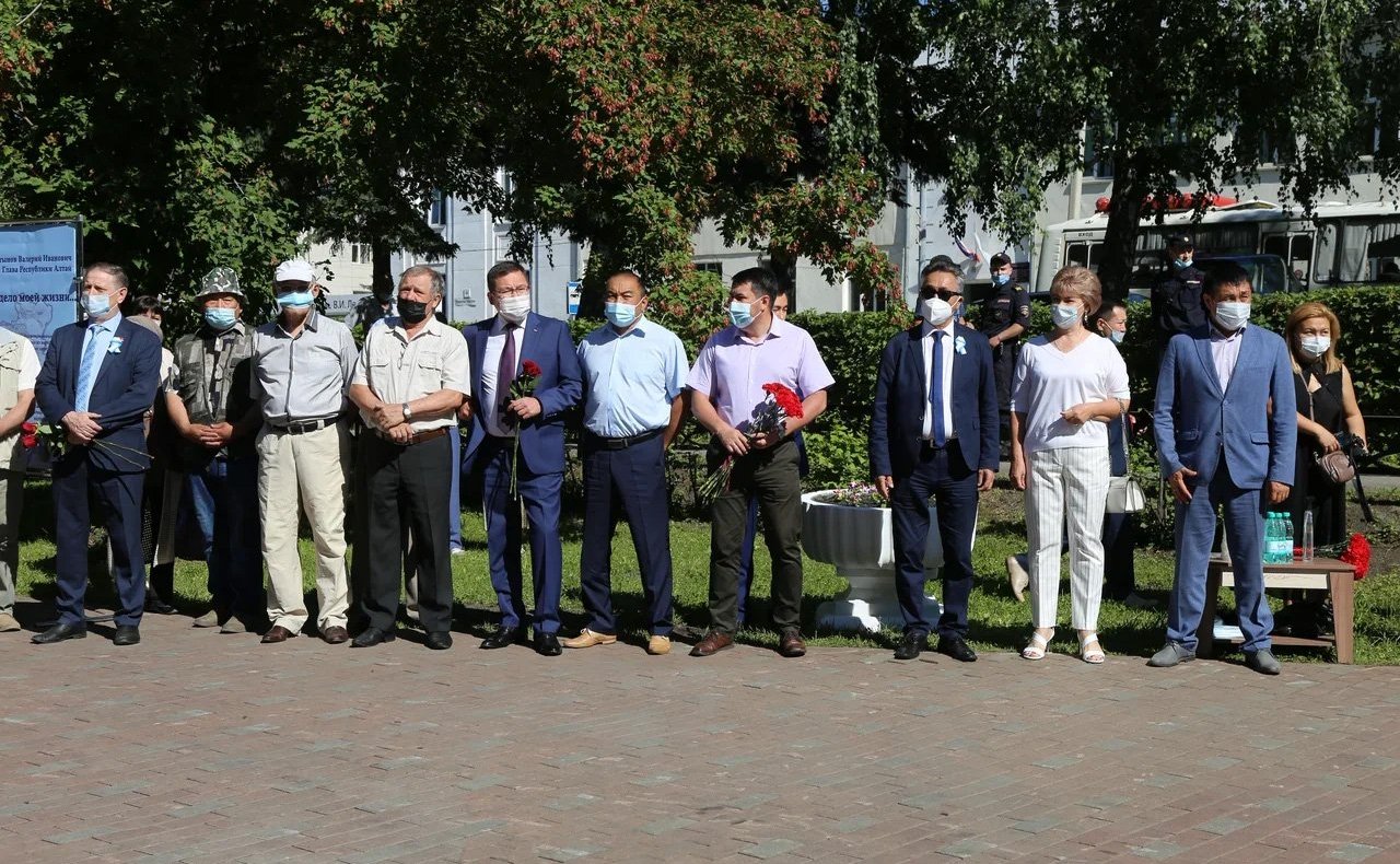 Татьяна Гигель приняла участие в открытии памятника первому главе Республики — председателю Горно-Алтайского облисполкома, председателю Государственного Собрания – Эл Курултай Валерию Чаптынову