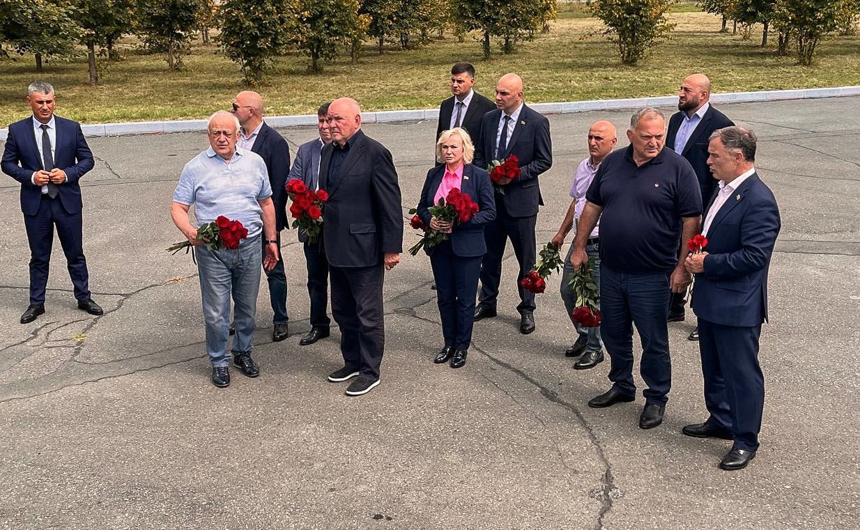 Делегации Совета Федерации приняла участие в праздничных мероприятиях по случаю 15- летия признания независимости Республики Южная Осетия