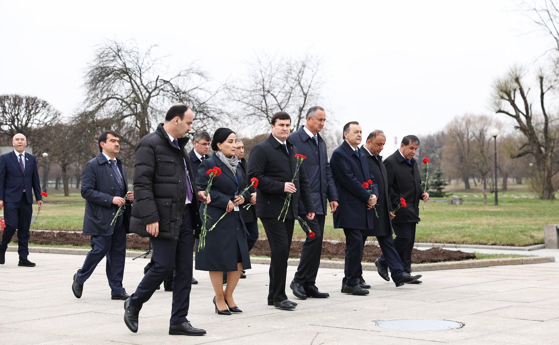 Делегации стран-участниц Межпарламентской Ассамблеи СНГ возложили венки и цветы к Монументу «Мать-Родина» на Пискаревском мемориальном кладбище, а также к памятным плитам государств на Аллее Памяти