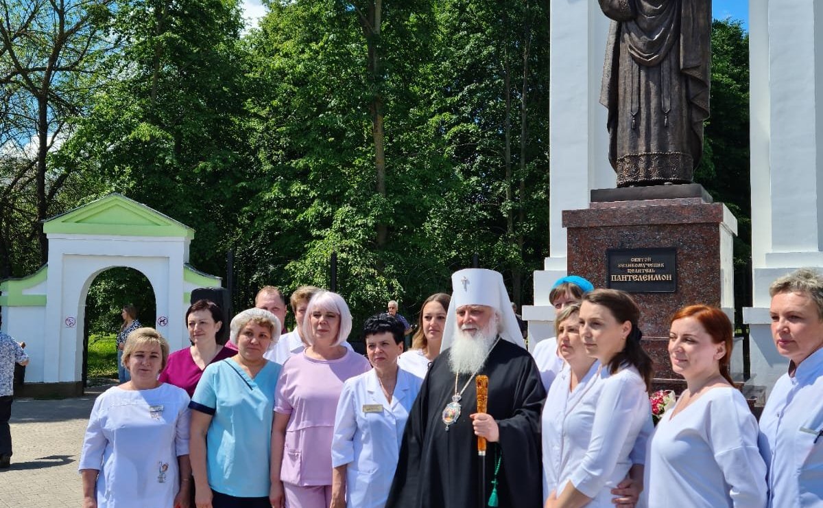 Оксана Хлякина приняла участие в церемонии открытия в Липецке памятника великомученику и целителю Пантелеимону, изготовленному и установленному в память медиков