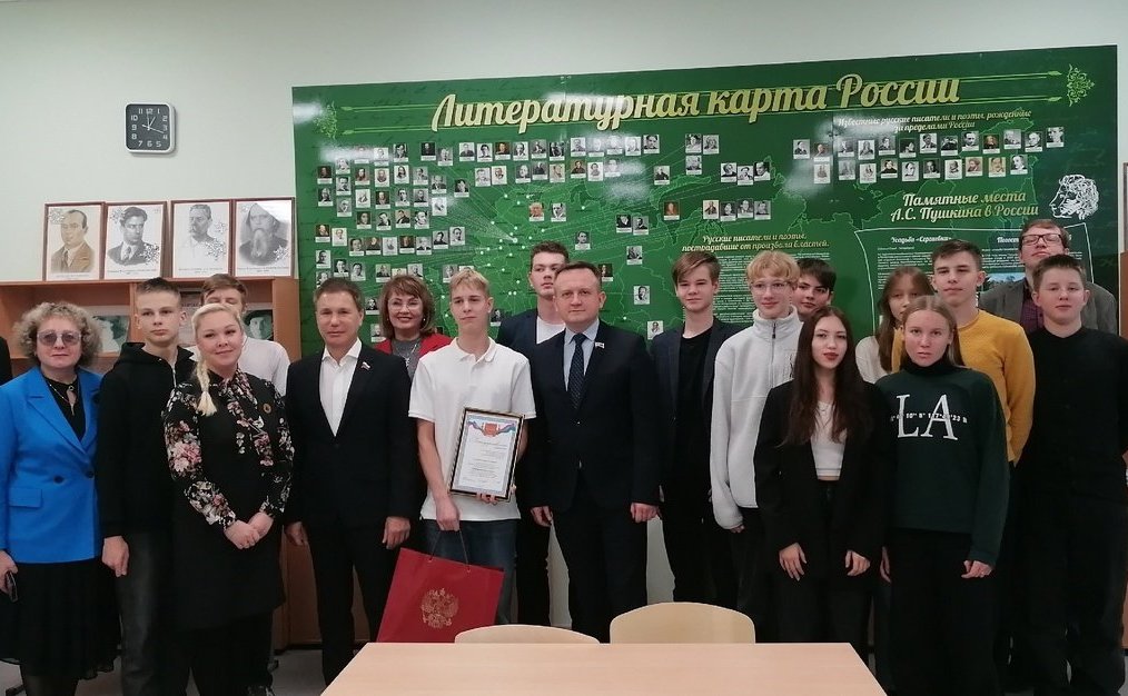 Игорь Зубарев наградил карельского победителя школы-конкурса «Портрет твоего края»